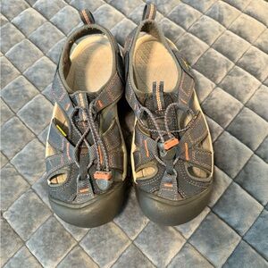 Women’s size 6.5 Keens